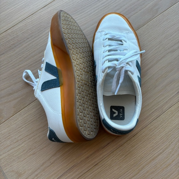 Veja gum sole campo shoes with navy V. - Picture 1 of 8